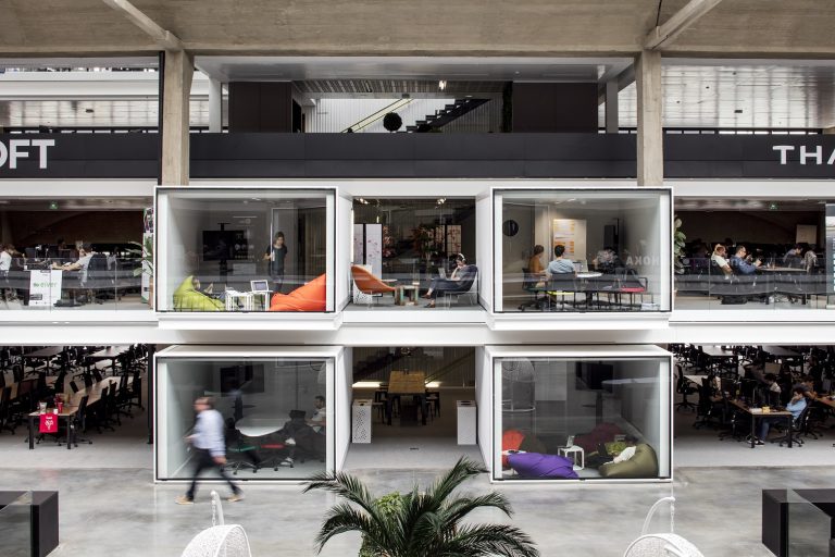 A Station F foi concebida pelo empresário Xavier Niel, conhecido por ter criado uma operadora de celular, a Free, que oferece pacotes a partir de 1 euro. Foto Patrick Tourneboeu