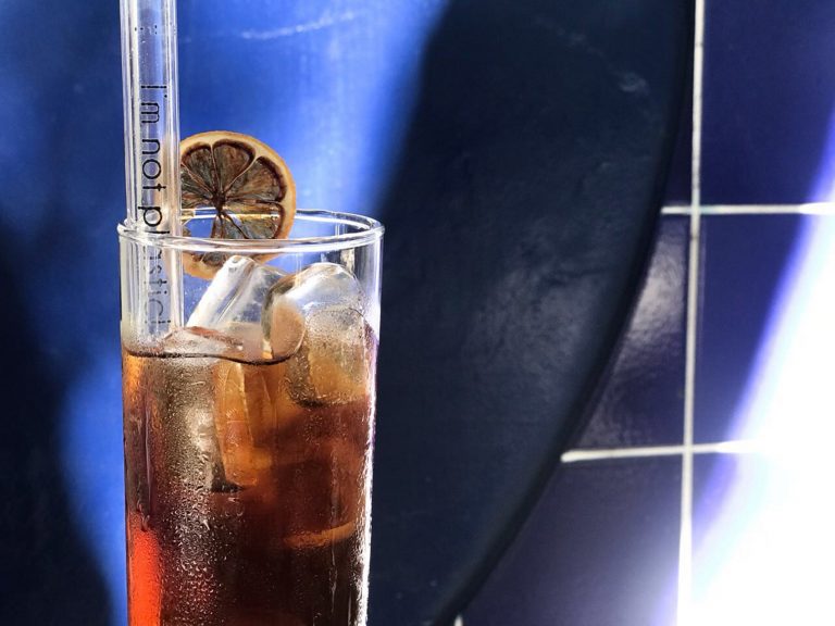 Com o uso de canudos como o de vidro, o Zazá bistrô deixou de consumir 12 mil canudos plásticos em dois anos (Foto: Divulgação)