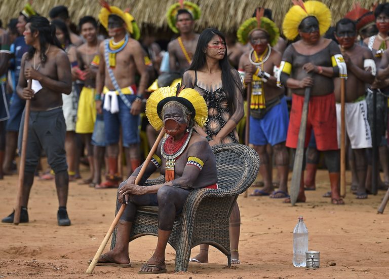 O cacique Raoni Metkure à frente do encontro com mais de 600 pessoas na Aldeia Piaraçu, em Mato Grosso: documento com críticas às políticas de Bolsonaro e suas ameaças aos povos indígenas (Foto: Carl de Souza/AFP)