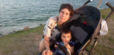A paisagista e arquiteta Leila Pedrosa, com seu pequeno Levi: ovolactovegetariana - consome leite e ovo, mas nenhuma carne de origem animal - ela fez seu suplementação alimentar durante a gravidez acompanhada por projeto da maternidade-escola da UFRJ (Foto: Arquivo Pessoal)