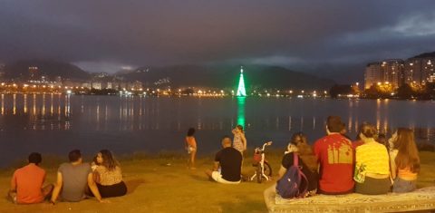 A árvore de Natal, flutuante e iluminada, da Lagoa: 70 metros de altura e 900 mil lâmpadas (Foto: Oscar Valporto)