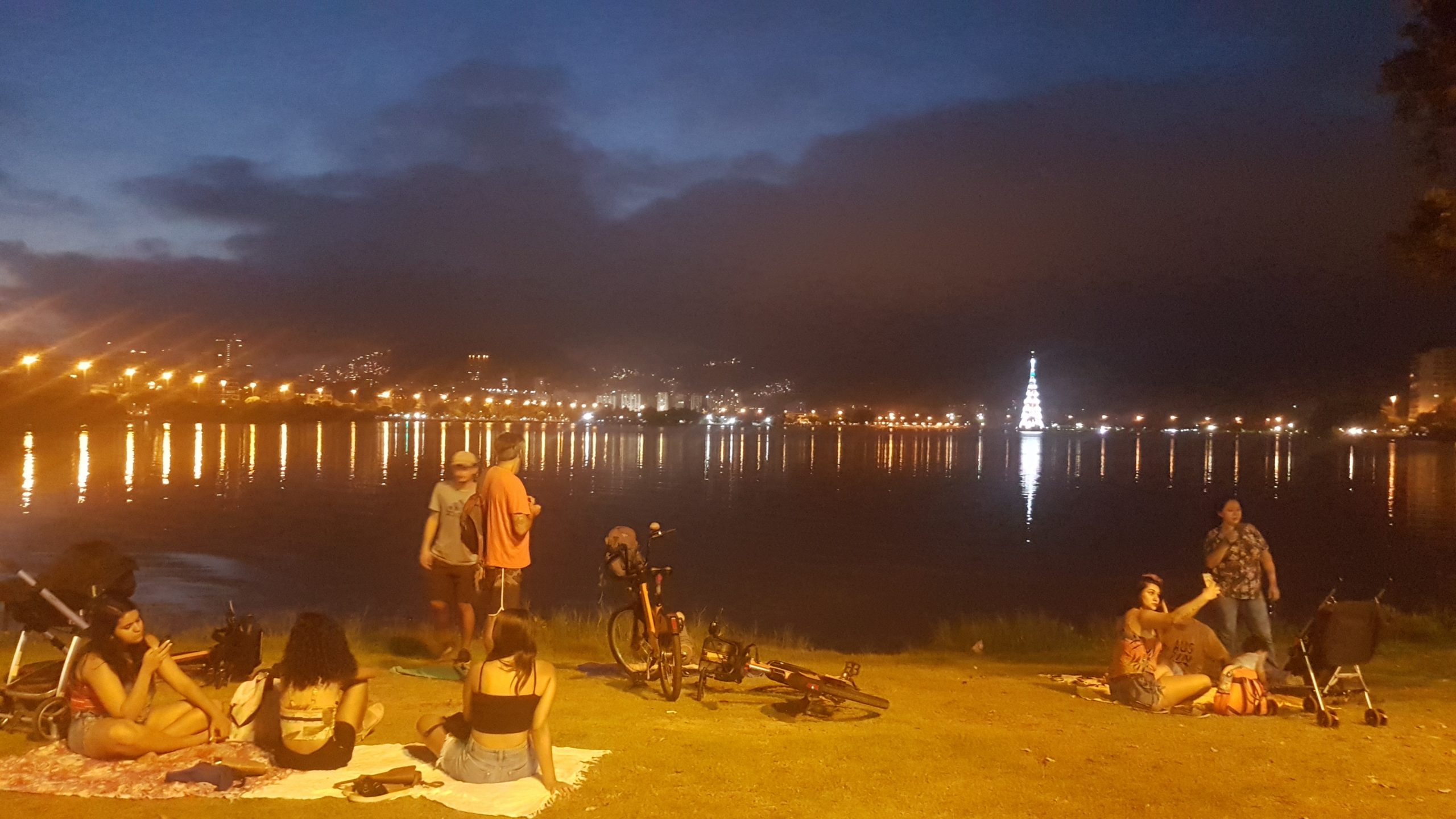 Cangas, carrinhos de bebê e bicicletas: acessórios para o programa à beira da Lagoa dos Tupinambás (Foto: Oscar Valporto)