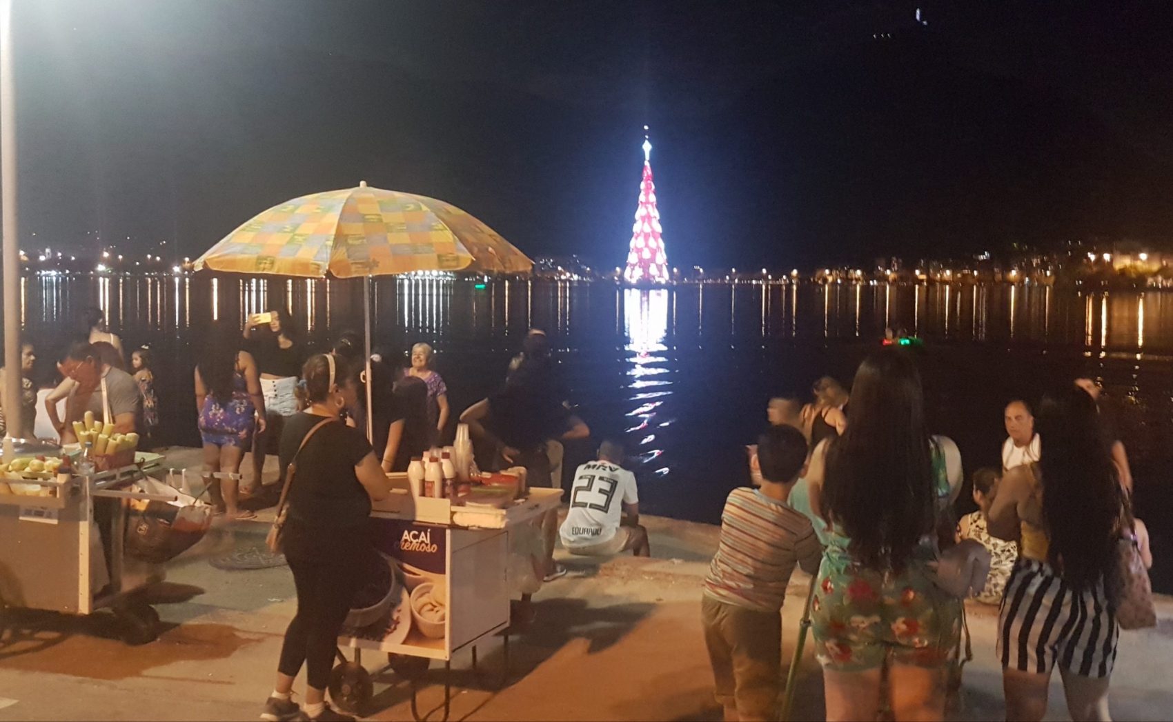 Barracas de pipoca, churros, cachorro quente, milho, açaí e água de coco à beira do espelho d'água: comércio movimento com crianças como alvo (Foto: Oscar Valporto)