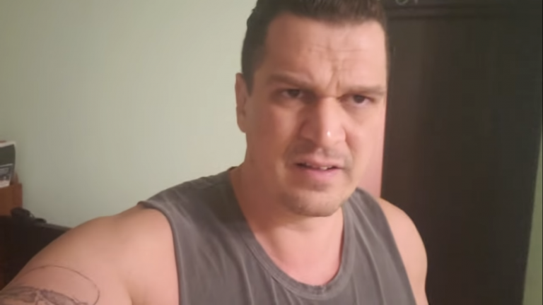 Eduardo Fauzi no vídeo em que chama os integrantes do Porta do Fundos de bandidos: fuga após ser avisado de mandado de prisão e pedido de asilo à Russia (Foto: Reprodução)