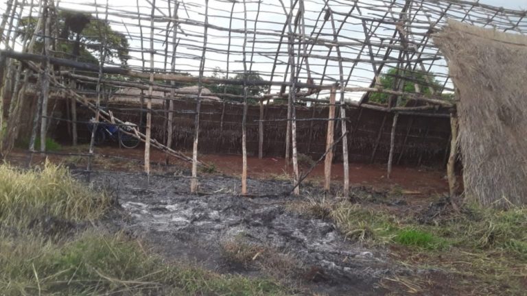 Parte de Casa de Reza da comunidade Laranjeira Nhanderu, destruída pelo fogo: indígenas ameaçados em Mato Grosso do Sul (Foto: Divulgação)