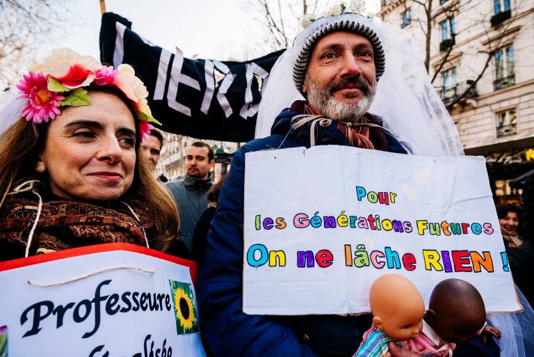Professores em greve há quase dois meses garantem: "não vamos desistir". Foto Karine Pierre / Hans Lucas