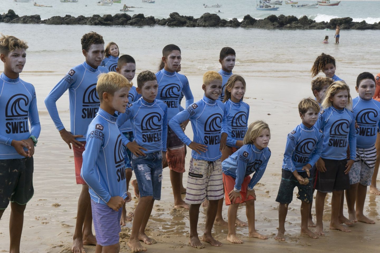 As crianças e adolescentes do Projeto Swell aprendem, além do suf, noções de inglês, francês , ioga e educação ambiental. Foto Arquivo Pessoal