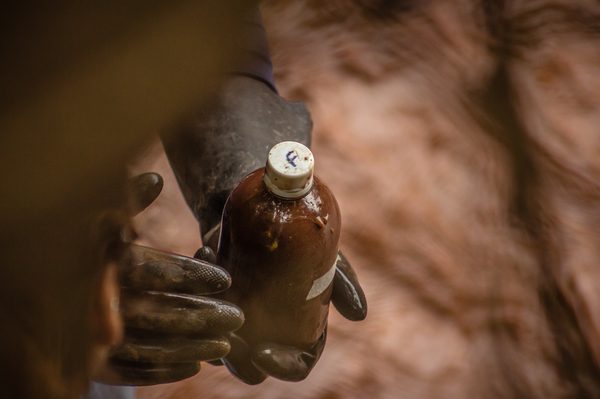 Recolhimento de amostras da água e de rejeitos durante a expedição: material agora em análise pela equipe de pesquisadores (Foto: Maria Otávia Rezende/UFJF)