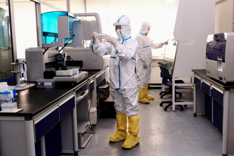aboratório na China testa amostra de sangue de pacientes infectados com o coronavírus: chineses incentivam compartilhamemto de dados e informações (Foto: STR/AFP)