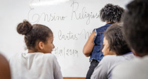 Ensino religioso nas escolas públicas é alvo de debates entre educadores