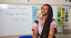 Candomblecista, professora de ensino religioso enfrentou coro de ‘macumbeira’