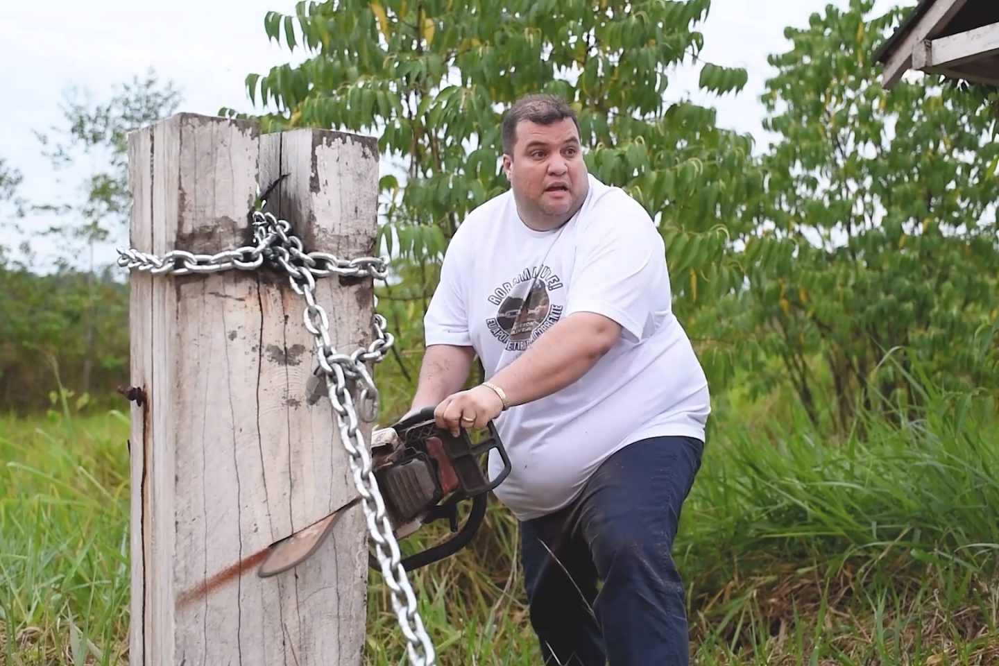 O deputado estadual Jefferson Alves (PTB/RR) tenta usar motosserra para destruir corrente que isola posto de fiscalização de terra indígena: os Waimiri-Atroari vão processar (Foto: Reprodução/Facebook)