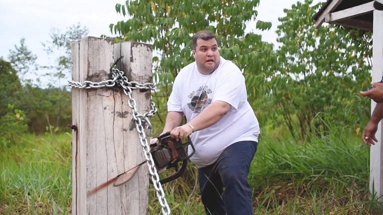 O deputado estadual Jefferson Alves (PTB/RR) tenta usar motosserra para destruir corrente que isola posto de fiscalização de terra indígena: os Waimiri-Atroari vão processar (Foto: Reprodução/Facebook)