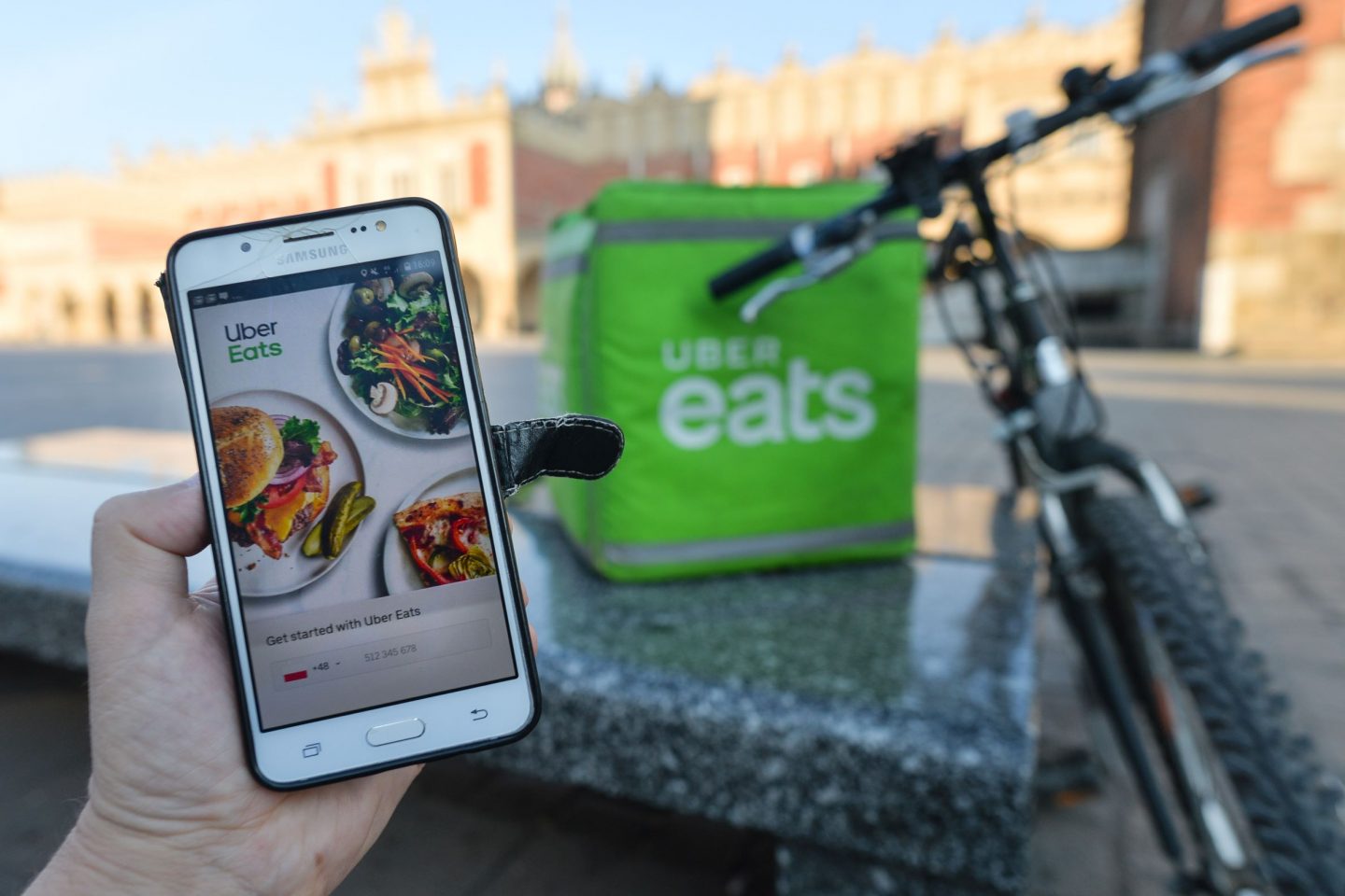 Empresas de aplicativos de entregas estão trabalhando com sua capacidade máxima: boom de pedidos com a pandemia de coronavírus (Foto: Artur Widak/NurPhoto/AFP)