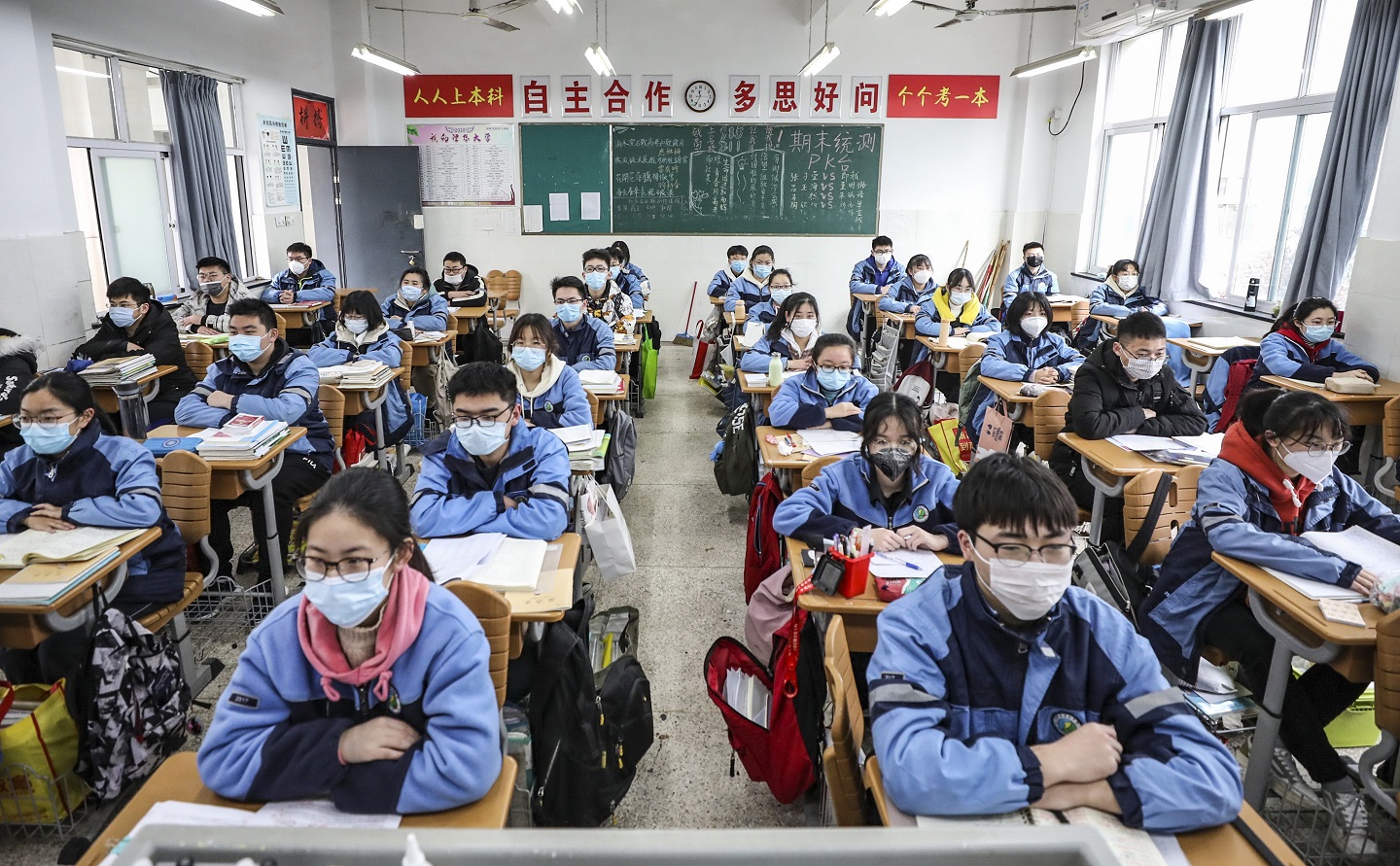Alunos do ensino médio da cidade de Huaian, na província de Jiangsu, leste da China, começam a retomar às aulas após o fim da quarentena. Foto STR / AFP