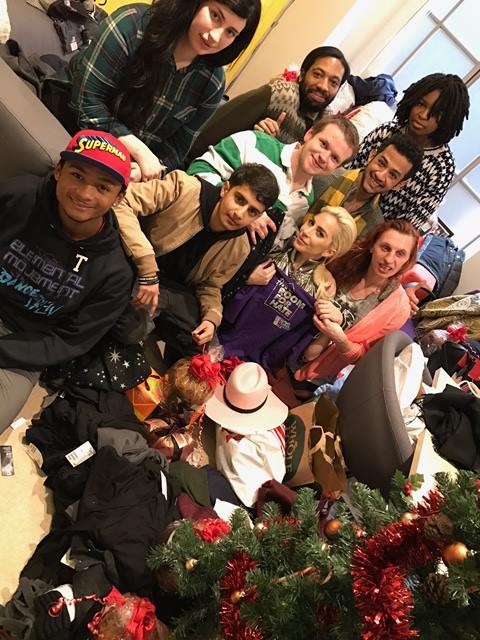 Lady Gaga em ONG de Londres, com jovens LGBTI+ abandonados por familiares (Foto: Reprodução/Instagram)
