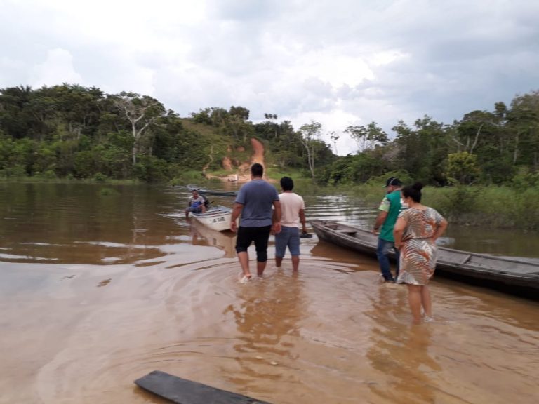 Equipe do Distrito Especial de Saúde Indígena (Dsei) Alto Solimões, a caminho das aldeias com casos suspeitos: jovem agente de saúde está com a covid-19 (Foto: Secretaria de Saúde de Santo Antonio do Içá)