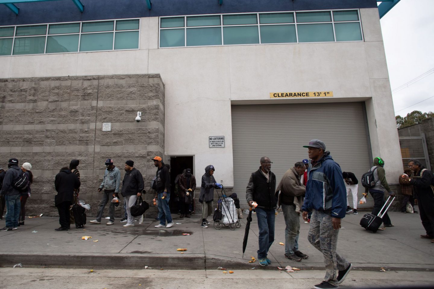 Fila para distribuir alimentação para pessoas desempregadas ou em situação de rua em Los Angeles: covid-19 atinge mais comunidades negras e pobres e realça desigualdades (Apu Gomes/AFP)