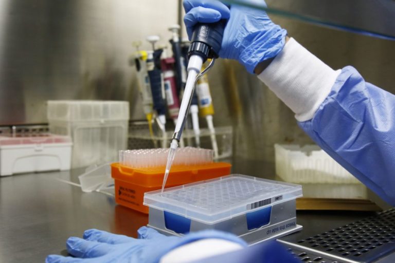 Testes para coronavírus e luvas para profissionais: 85% dos contratos para aquisição de medicamentos e material hospitalar pelo Governo do Rio de Janeiro para enfrentar pandemia ficaram com quatro empresas (Foto: Maurício Bazílio/SES-RJ)