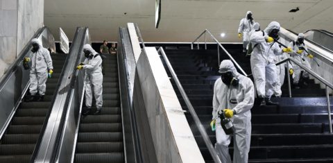 Militares desinfetam uma estação de metrô em Brasília contra o coronavírus. Foto Evaristo Sá/AFP