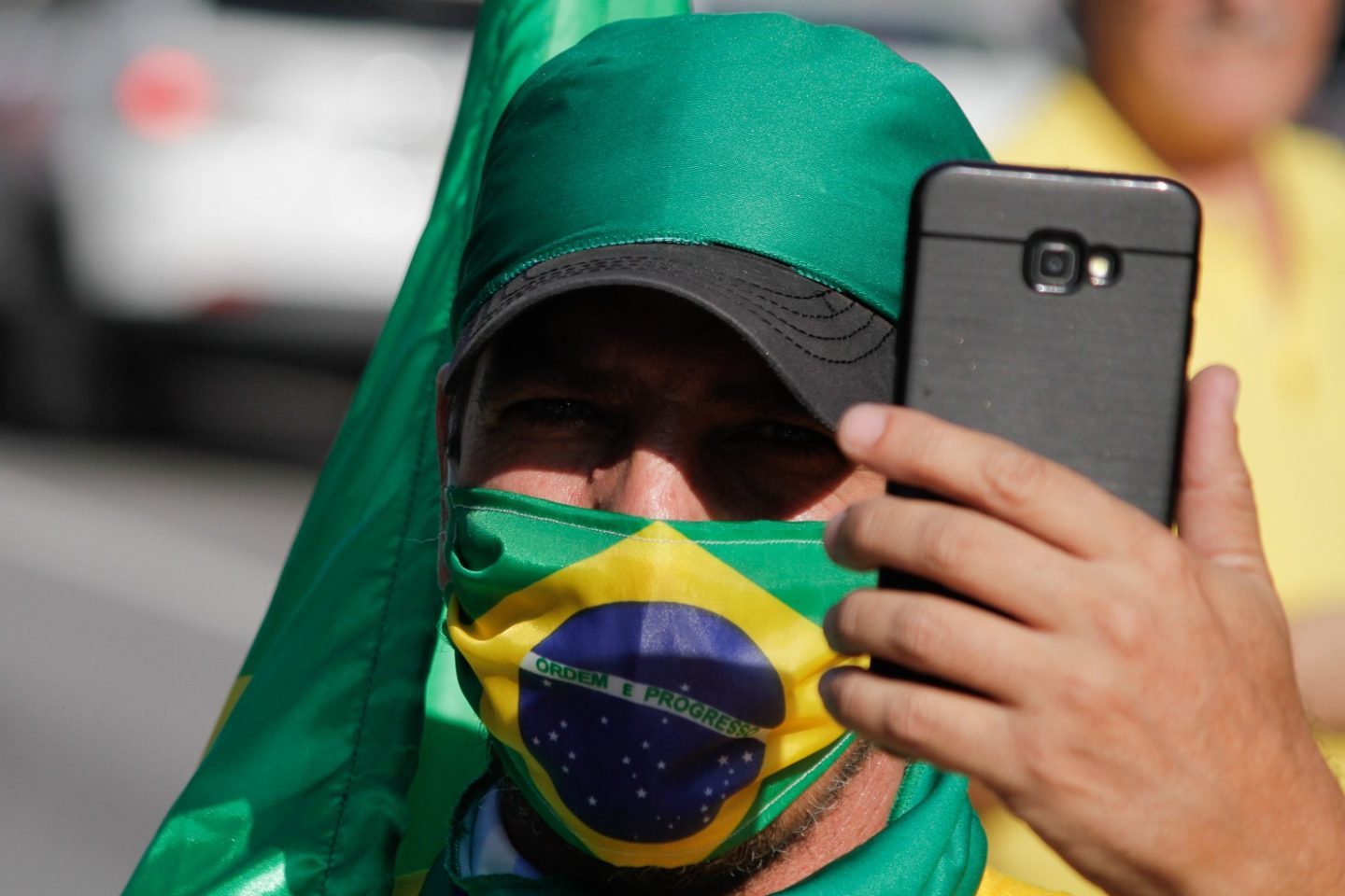 Apesar do crescimento assustador dos casos de covid-19, apoiadores do presidente Bolsonaro insistem em pedir o fim da quarentena. Foto Fabio Vieira/NurPhoto