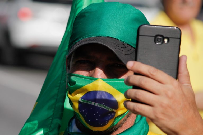 Apesar do crescimento assustador dos casos de covid-19, apoiadores do presidente Bolsonaro insistem em pedir o fim da quarentena. Foto Fabio Vieira/NurPhoto