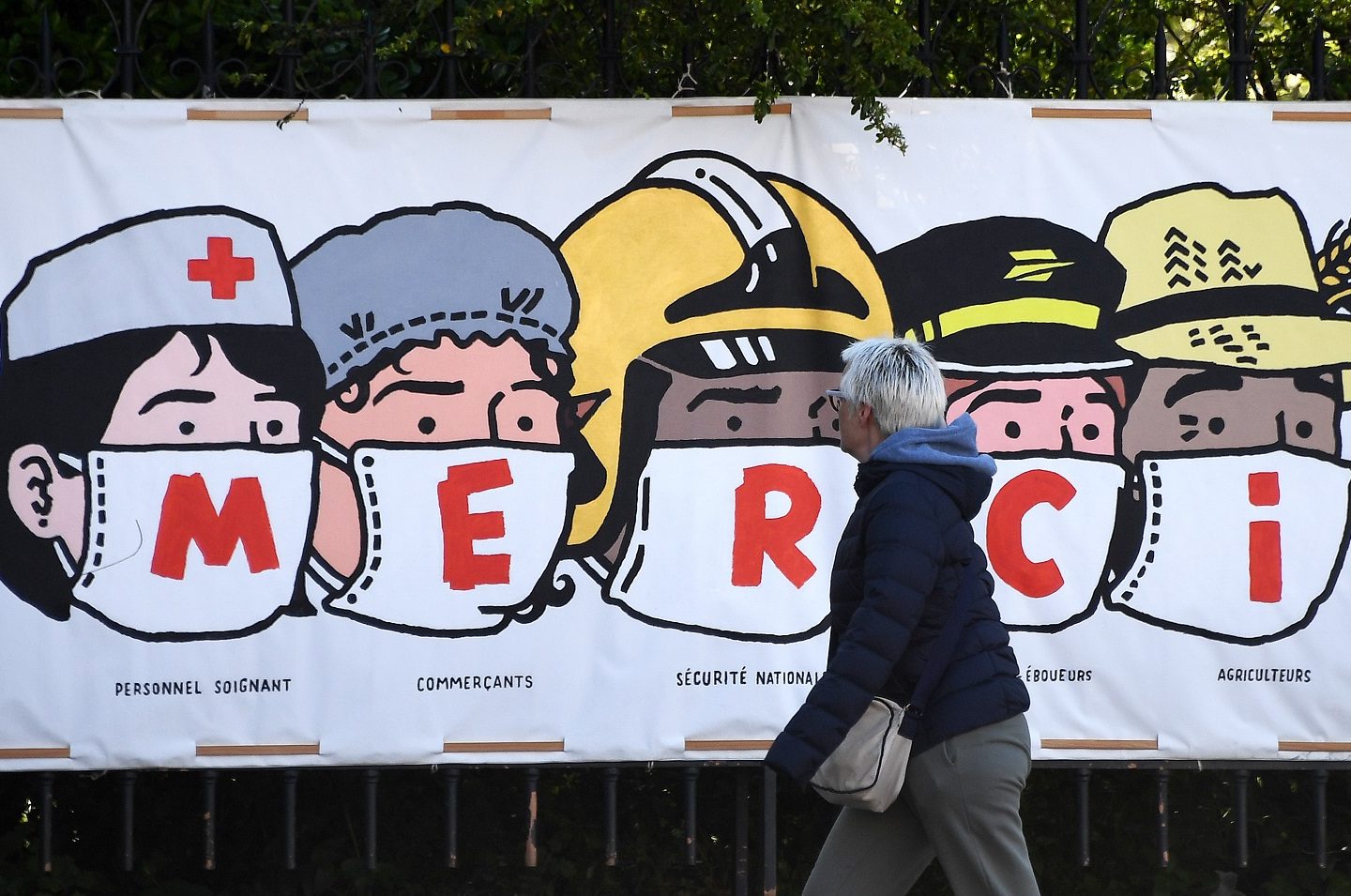 Cartazes espalhados pelas ruas de Paris agradecem ao trabalho do pessoal da saúde, lojistas, segurança nacional, funcionários dos correios e agricultores durante a pandemia. Foto Franck Fife/AFP