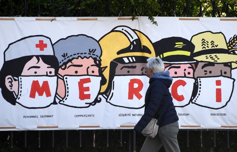 Cartazes espalhados pelas ruas de Paris agradecem ao trabalho do pessoal da saúde, lojistas, segurança nacional, funcionários dos correios e agricultores durante a pandemia. Foto Franck Fife/AFP