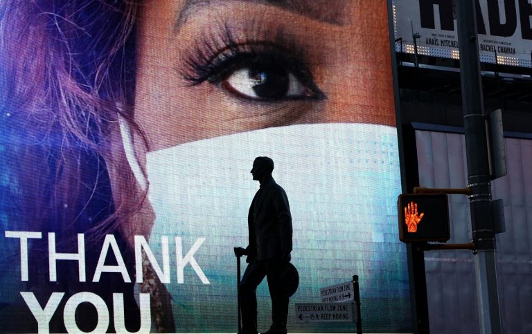 Em Nova York, outdoors e telas digitais exibem mensagens de agradecimento ao trabalho desempenhado pelos profissionais de saúde. Foto Timothy A. Clary/AFP