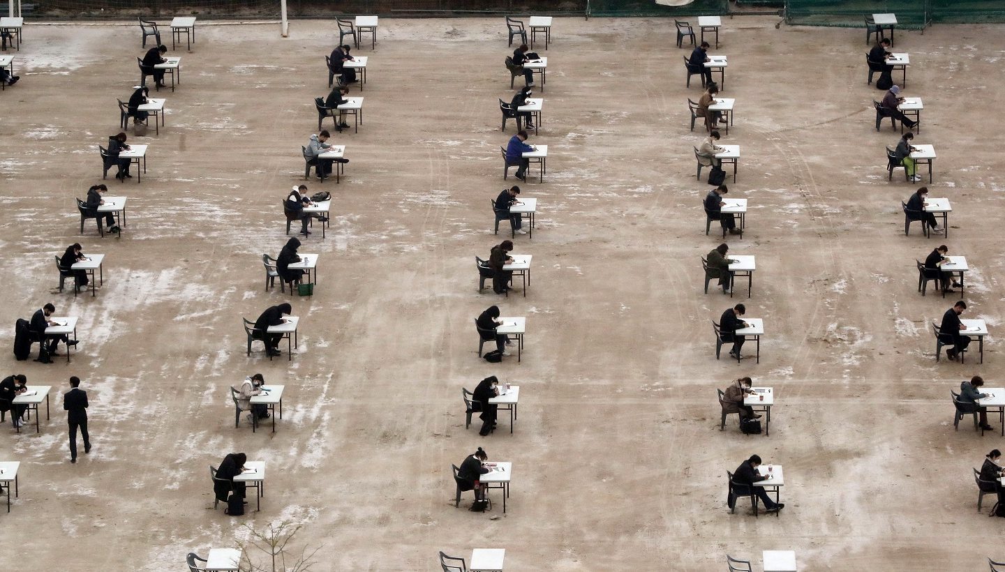 Em Seul, na Coréia do Sul, jovens fazem uma prova de qualificação ao ar livre para evitar a contaminação com a covid-19. Foto Yonhap/AFP