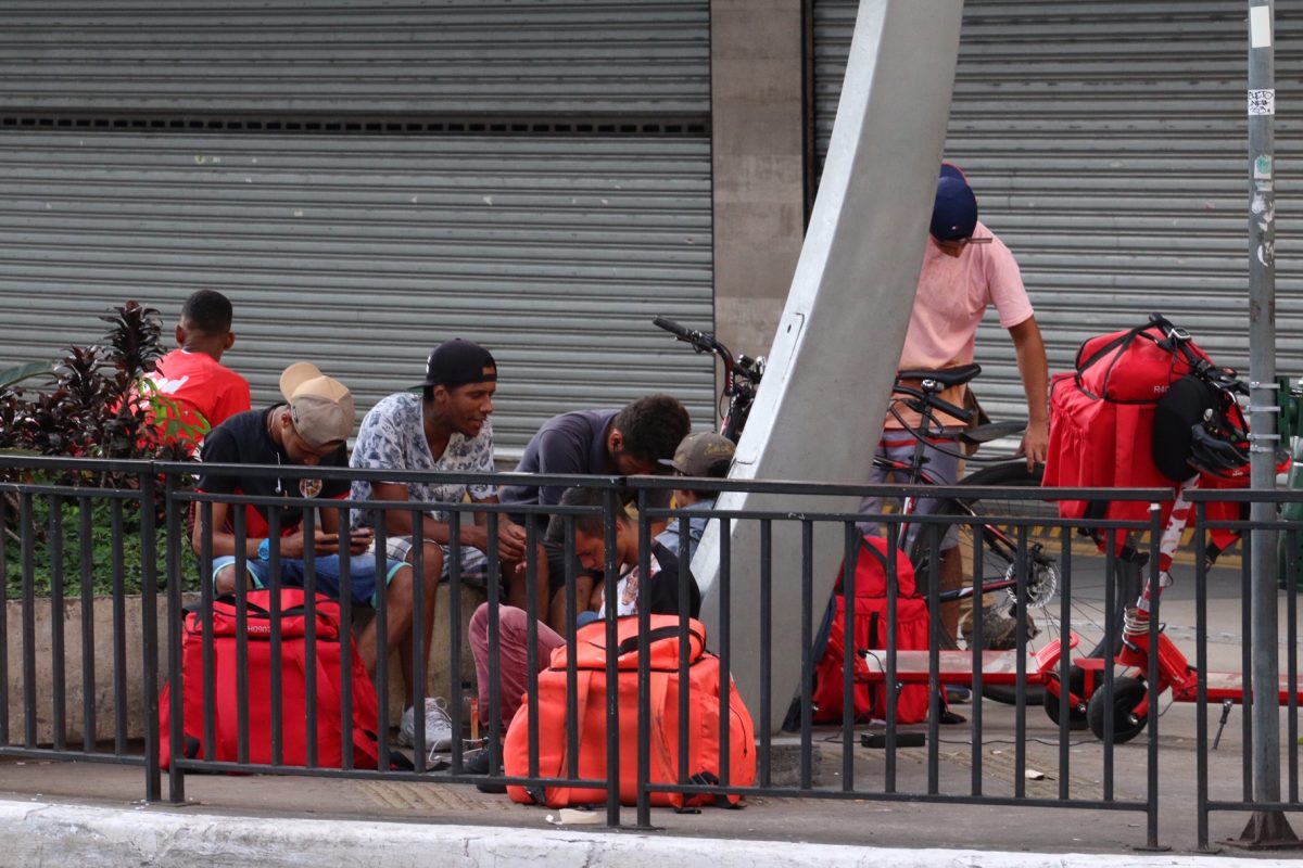 Entregadores nas ruas quase desertas de São Paulo semana passada: pandemia revela lado mais cruel da uberização (Foto: Ricardo Parizotti/Fotos Públicas)