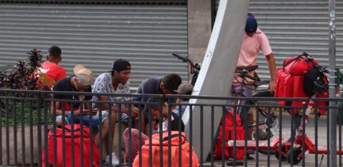 Entregadores nas ruas quase desertas de São Paulo semana passada: pandemia revela lado mais cruel da uberização (Foto: Ricardo Parizotti/Fotos Públicas)