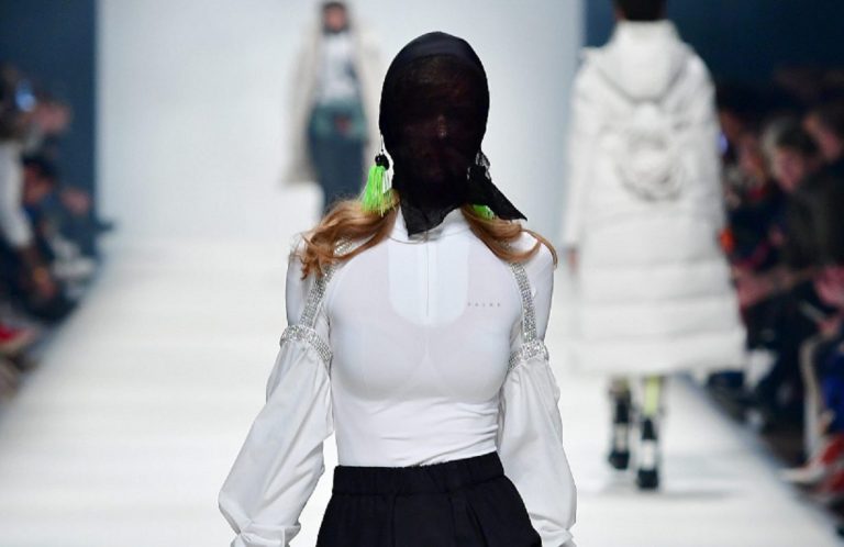 Modelo usa máscara no desfile da Neonyt durante a Berlin Fashion Week outono/inverno 2020, em janeiro (Foto: Alexander Koerner/Getty Images for MBFW)