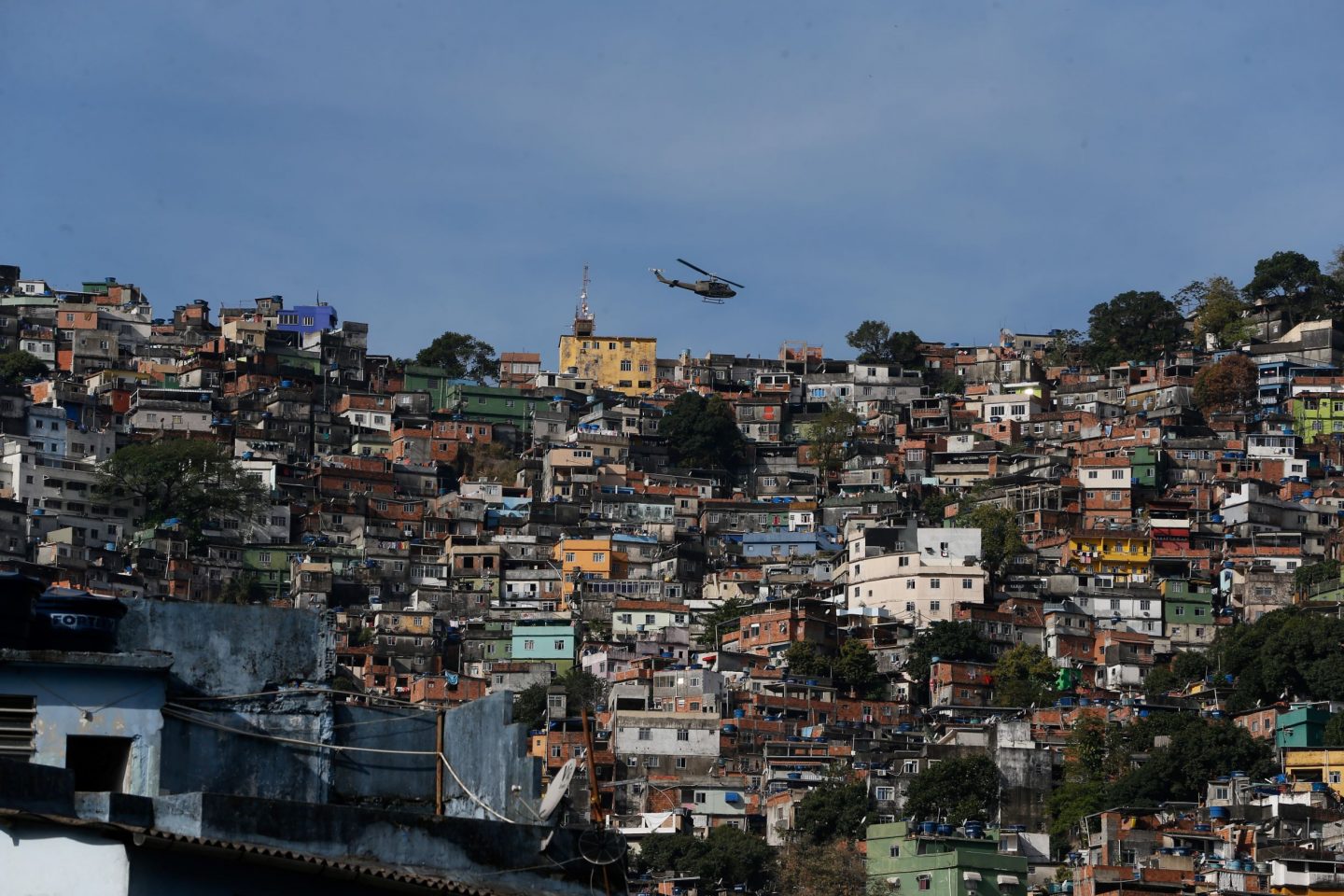 Favela da Rocinha, a maior do país, na Zona Sul do Rio: fazer renda rapidamente chegar aos mais vulneráveis é o desafio durante pandemia (Foto: Fernando Frazão/Agência Brasil)