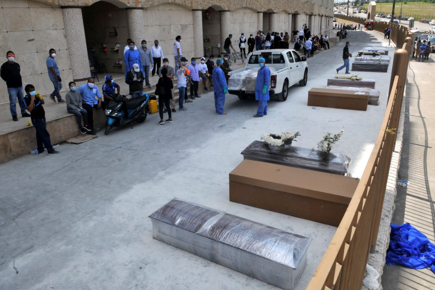 Caixões - alguns de papelão - enfileirados na entrada de cemitério em Guayaquil: autoridades locais acreditam em mais de 5 mil mortos pela doença na cidade (Foto: Jose Sanchez/AFP)