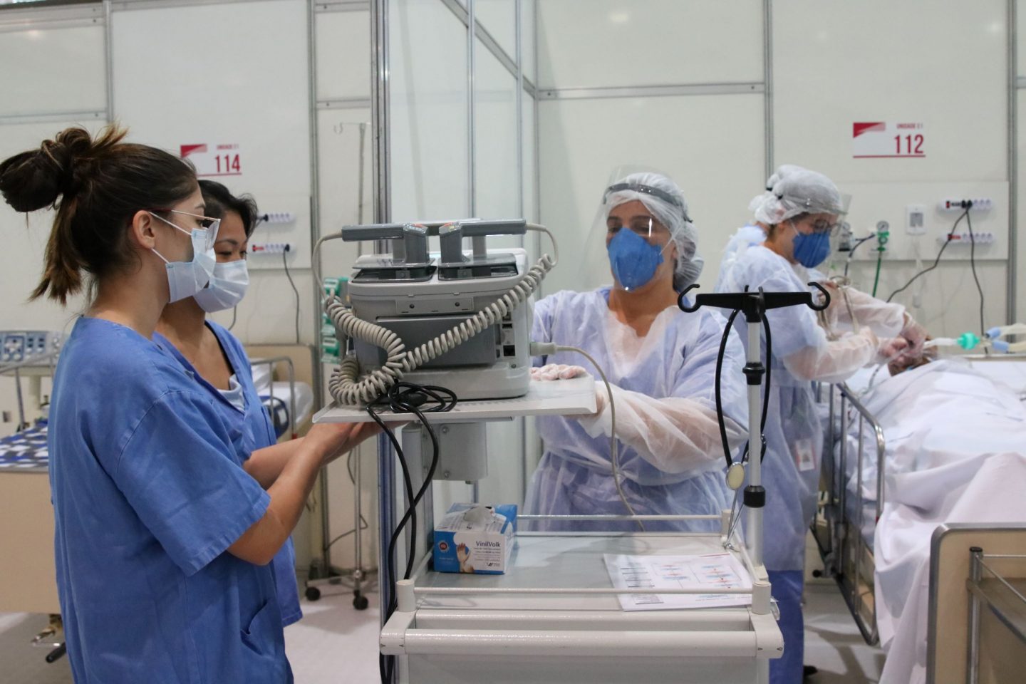 Profissionais de saúde em UTI em São Paulo: sobrecarga de trabalho, tensão e medo com a pandemia (Foto: Rovena Rosa/Agência Brasil)