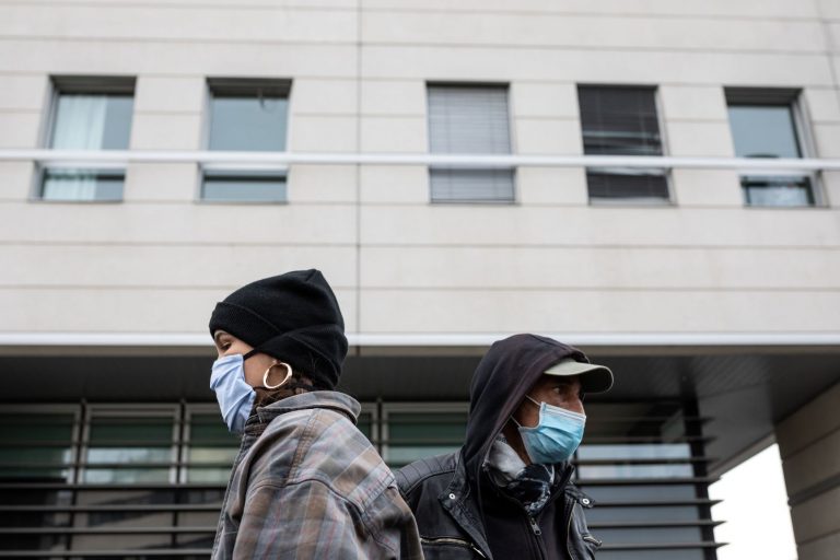 Casal de máscara na França: constatação que casos mais grave da covid-19 afetam mais homens que mulheres levam pesquisadores a usar hormônios femininos na busca de compostos terapêuticos (Jérémie Lusseau/Hans Lucas/AFP