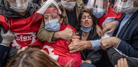 Em Instambul, manifestantes usando máscaras para proteção contra a covid-19 lutam com a polícia turca durante um comício do Dia do Trabalhador. Foto Bulent Kilic/AFP