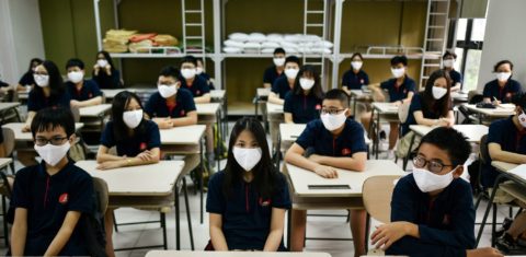 Após três meses de isolamento social, as escolas começam a ser reabertas em Hanoi, no Vietnã. Foto Manan Vatsyayana/AFP