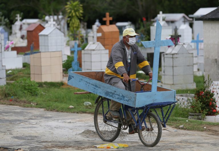 Ulisses Xavier trabalha 12 horas por dia no cemitério de Nossa Senhora da Piedade, em Manaus, e complementa a sua renda fazendo cruzes de madeira. Foto Michael Dantas/AFP