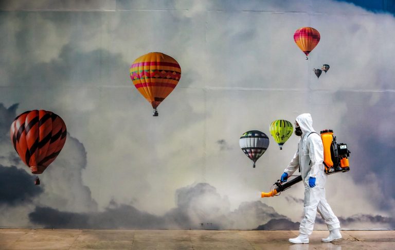 Funcionário de um shopping em Caxias do Sul, desinfeta os corredores como prevenção contra o coronavírus. Foto Silvio Avila/AFP