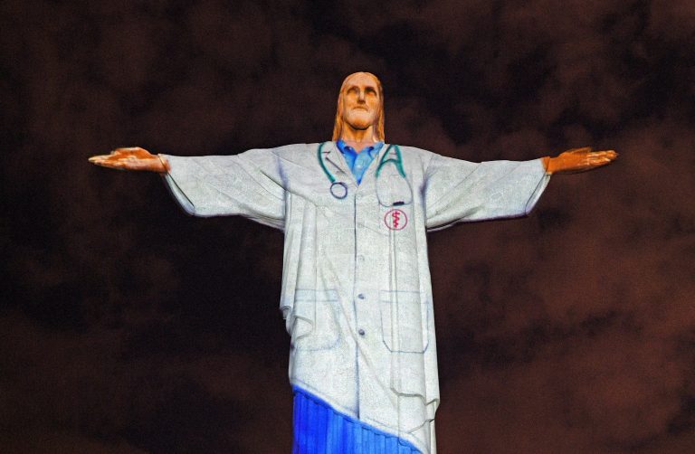 Iluminação do Cristo Redentor em homenagem aos profissionais de saúde na luta contra a covid-19. Foto Carl de Souza/AFP