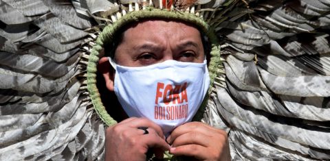 O líder indígena Kretan Kaingang participa de um protesto contra o presidente Jair Bolsonaro, em frente ao Congresso Nacional. Foto Evaristo Sá/AFP