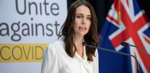 A primeira-ministra da Nova Zelândia, Jacinda Ardern, em uma conferência de imprensa anunciando as medidas duras de combate ao coronavírus. Foto Mark Mitchell/AFP
