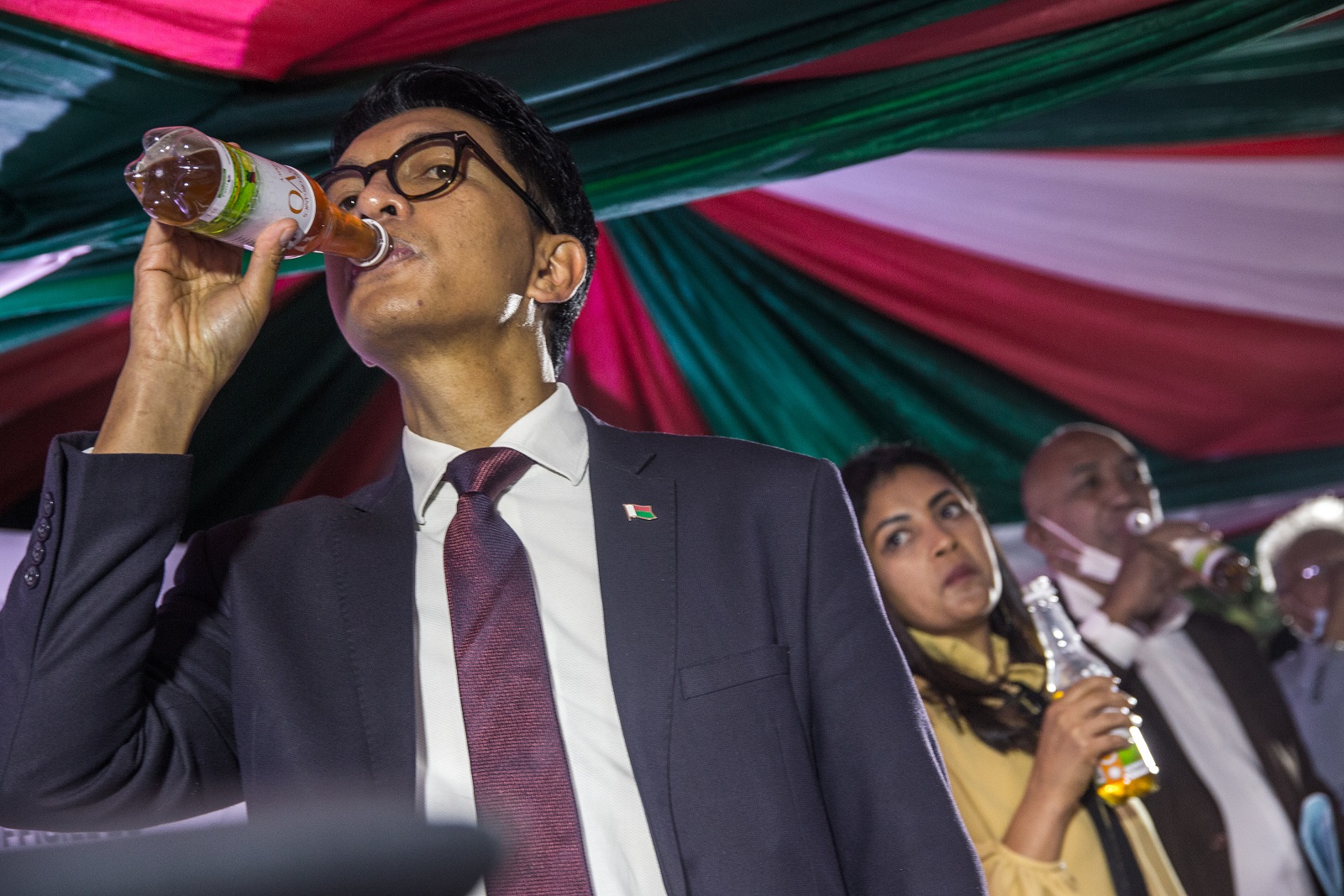 Foto Ruasolo/AFP O presidente de Madagascar, Andry Rajoelina, bebe uma amostra do remédio "Covid Orgânico" ou CVO em uma cerimônia de lançamento na cidade de Antananarivo, capital do país. Foto Ruasolo/AFP