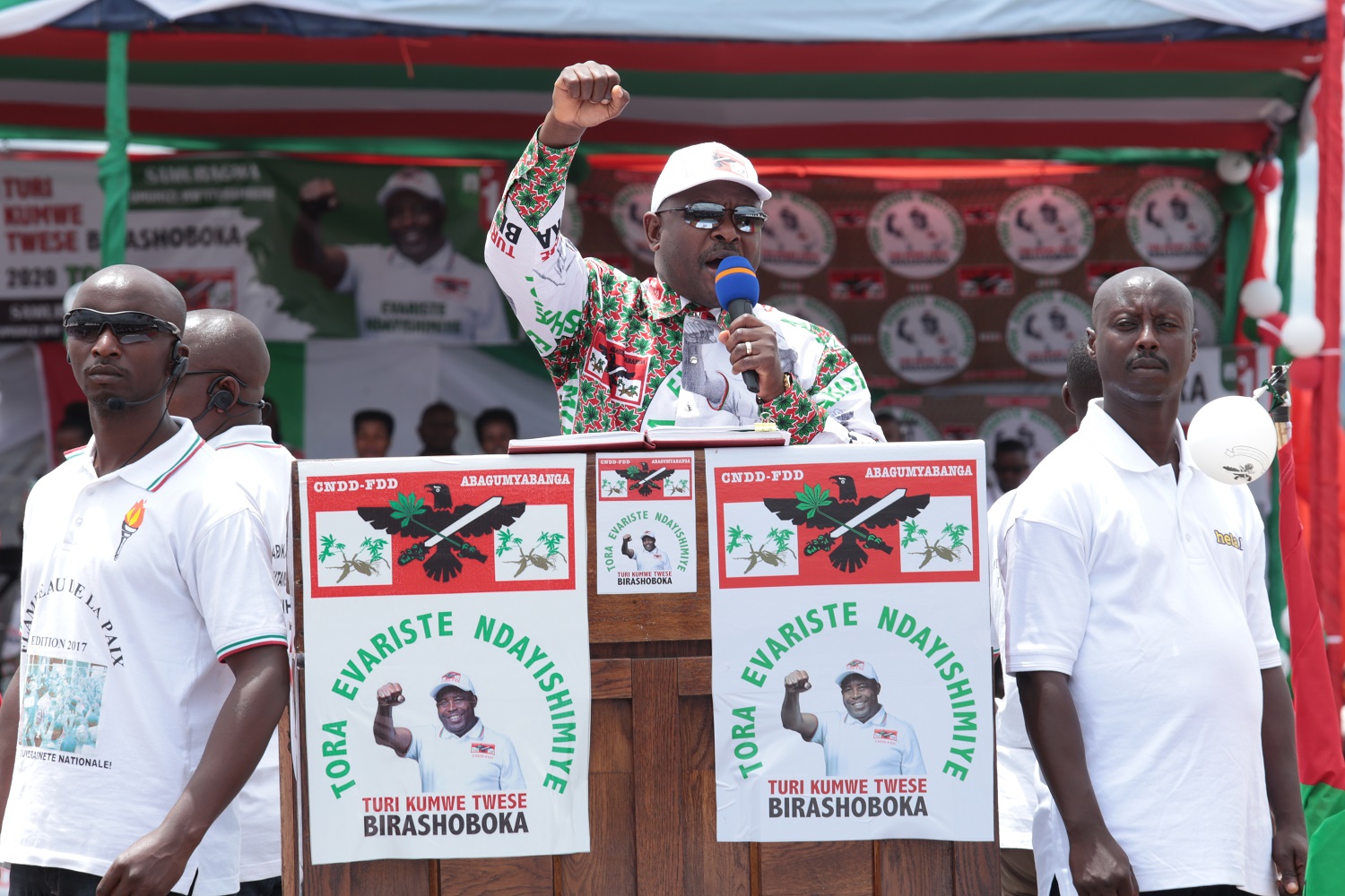 Foto Tchandrou Nitanga/AFP O presidente em exercício do Burundi, Pierre Nkurunziza (C), fala durante a abertura da campanha presidencial. Apesar da covid-19, as eleições seguem marcadas para o dia 20 de maio. Foto Tchandrou Nitanga/AFP