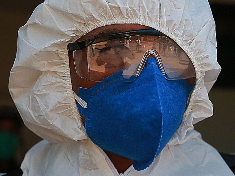 Profissionais de saúde são os mais ameaçados pelo coronavírus: índice de risco de contágio de comissários de voo e barbeiros também é muito alto, indica estudo da UFRJ (Foto: Marcelo Casal Jr./Agência Brasil)