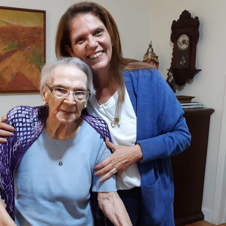 Dona Elba com a neta, Patricia Andrade, em encontro antes do isolamento: histórias em torno do café, do chimarrão e do insperarável vinho do Porto