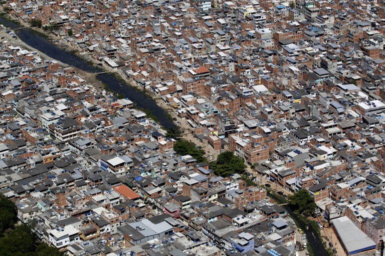 Vista aérea da favela de Rio das Pedras, na Zona Oeste do Rio. Até 2070, a população do Estado deve ter quase 3 milhões de habitantes a menos. Foto Custódio Coimbra