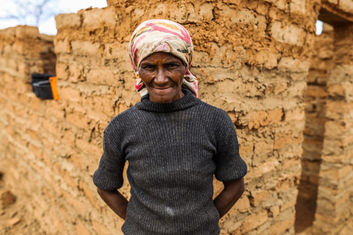 Dona Maria Aparecida, moradora da aldeia Caatinguinha, na Terra Indígena Xakriabá (Foto: Flavio Tavares/Projeto Colabora)